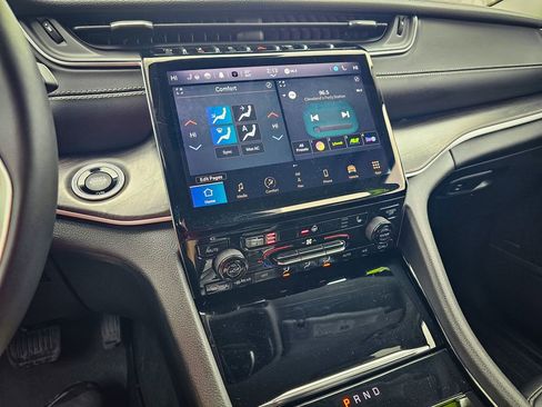 Used 2023 Jeep Grand Cherokee Limited w/ Black Appearance Package image 22