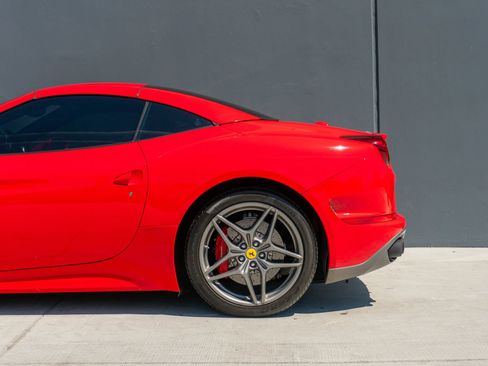 Used 2017 Ferrari California T image 21