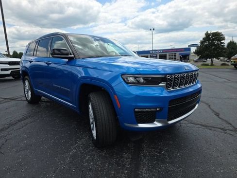 Used 2023 Jeep Grand Cherokee L Summit w/ Advanced Protech Group IV AWD/4WD image 9