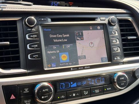 Used 2019 Toyota Highlander XLE FWD image 21