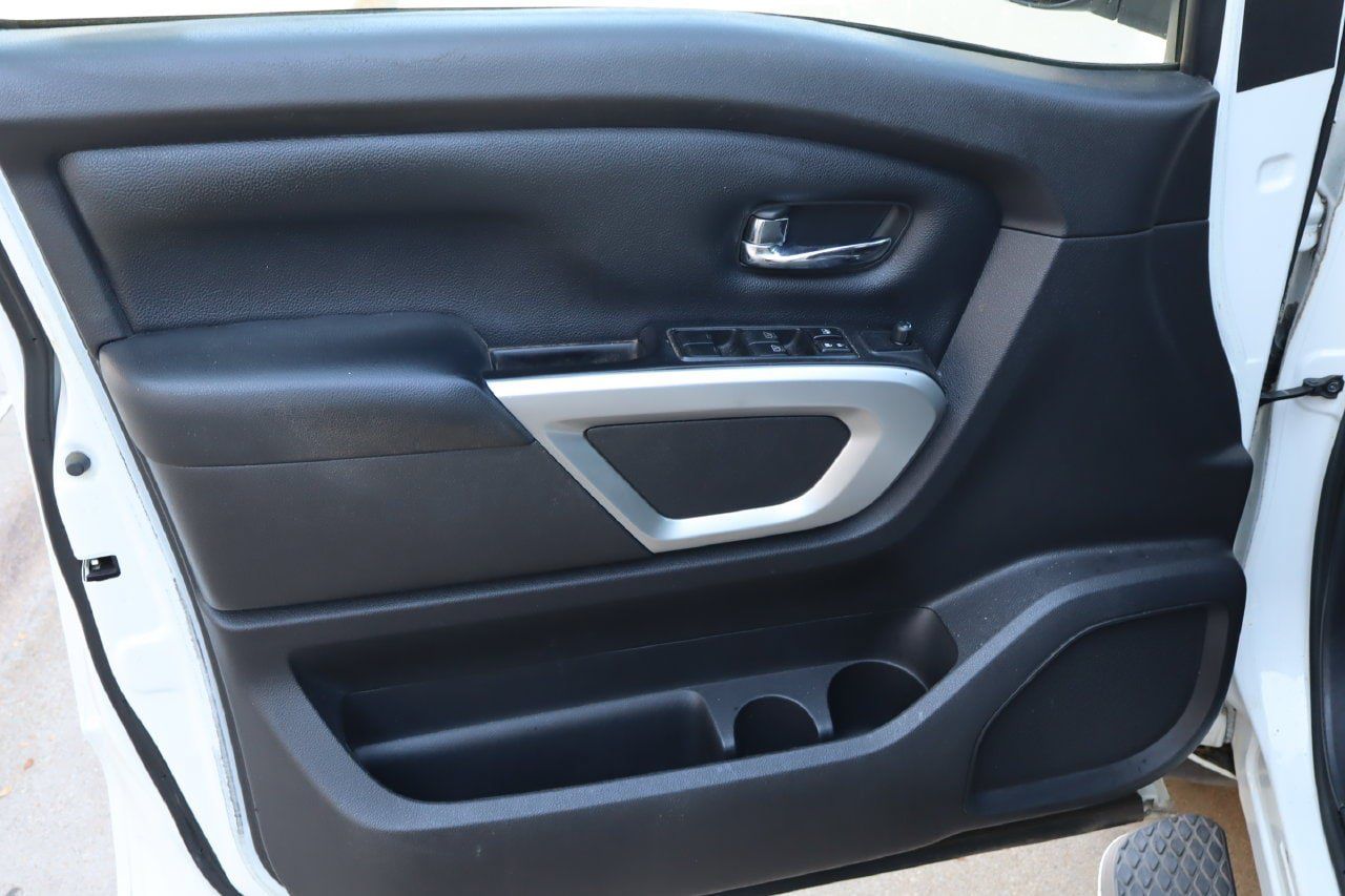 Used 2018 Nissan Titan SV w/ SV Convenience Package RWD image 18
