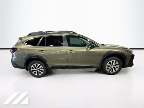 Used 2025 Subaru Outback Premium AWD/4WD image 4