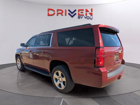Used 2019 Chevrolet Suburban LT w/ Luxury Package image 3