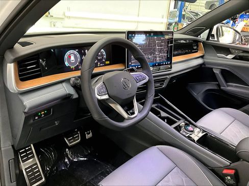 New 2026 Volkswagen Tiguan SEL R-Line AWD/4WD image 8