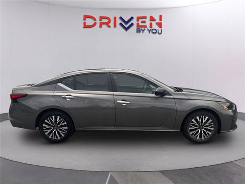 Used 2025 Nissan Altima 2.5 SV FWD image 3