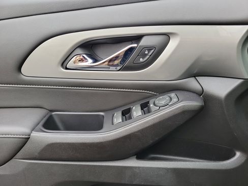 Used 2023 Chevrolet Traverse LT image 17