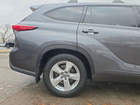Used 2020 Toyota Highlander LE image 18