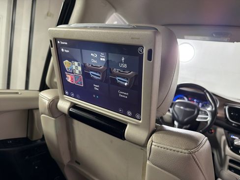 Used 2017 Chrysler Pacifica Touring-L Plus image 26