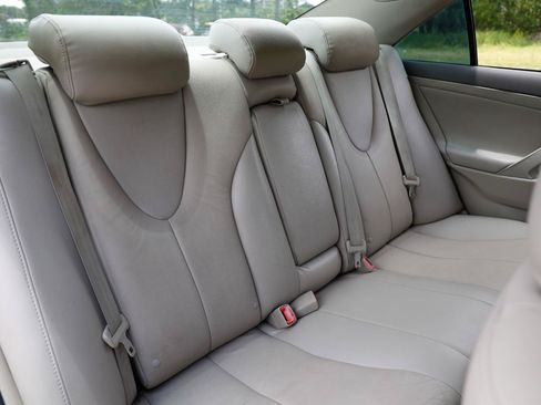 Used 2010 Toyota Camry LE FWD image 14