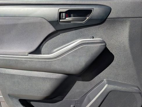 Used 2024 Toyota Highlander LE image 16