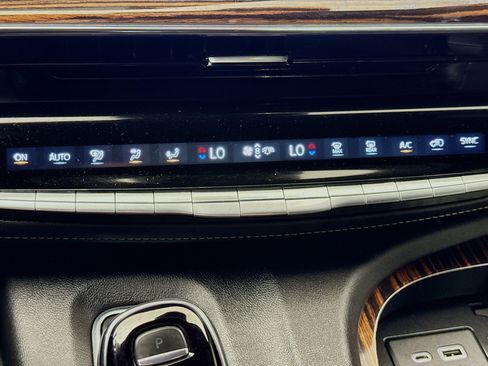 Used 2021 Cadillac Escalade Premium Luxury RWD image 18