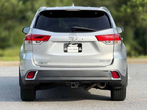 Used 2018 Toyota Highlander XLE AWD/4WD image 6