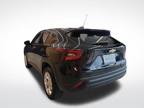 Used 2025 Chevrolet Trax LS w/ LS Convenience Package image 4