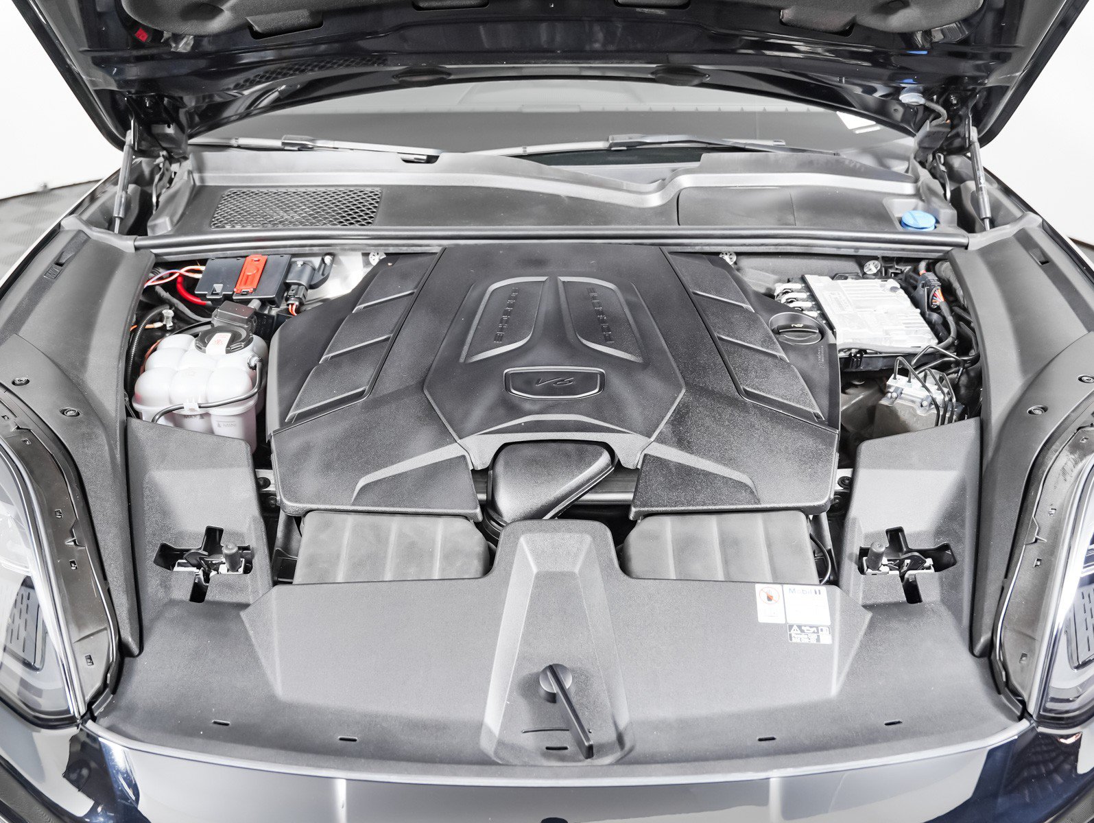 Certified 2024 Porsche Cayenne Coupe AWD/4WD image 8