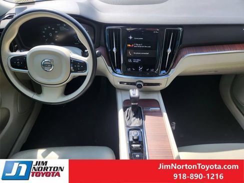 Used 2021 Volvo S60 T5 Momentum w/ Premium Package AWD/4WD image 24