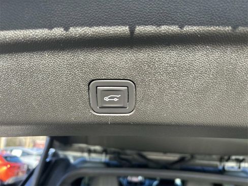 Used 2023 Chevrolet Suburban Premier image 17