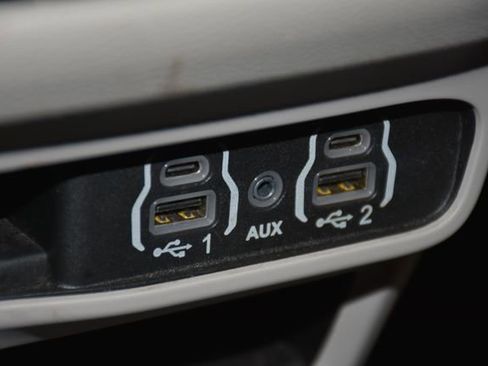 Used 2024 Chrysler Pacifica Touring-L FWD image 19