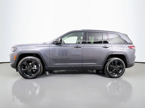 Used 2023 Jeep Grand Cherokee Limited w/ Luxury Tech Group II image 4