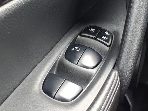 Used 2020 Nissan Rogue SV image 12