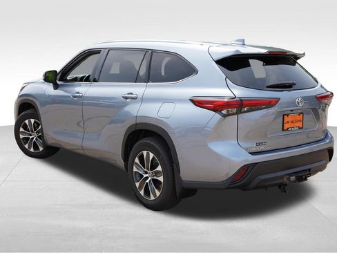 Used 2021 Toyota Highlander XLE AWD/4WD image 7