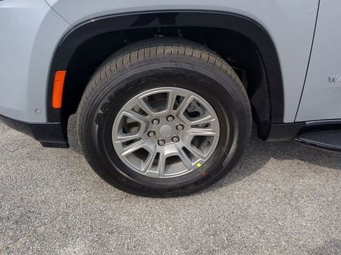 Used 2024 Jeep Wagoneer Base w/ Convenience Group I image 13