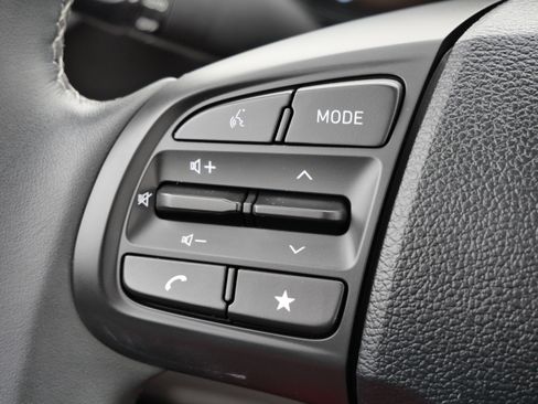 Certified 2025 Hyundai Venue SEL image 32