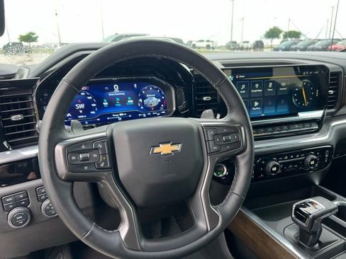 Used 2025 Chevrolet Silverado 1500 High Country AWD/4WD image 8