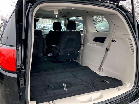 Used 2024 Chrysler Voyager LX image 4