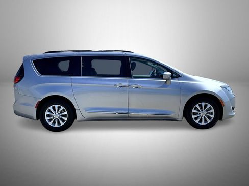 Used 2017 Chrysler Pacifica Touring-L FWD image 4