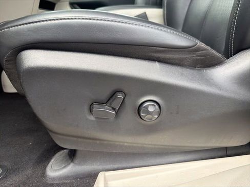 Used 2023 Chrysler Pacifica Touring-L FWD image 11