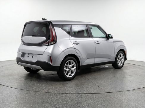 Used 2025 Kia Soul LX w/ LX Technology Package FWD image 9