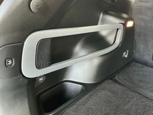 Used 2016 Jeep Cherokee Latitude w/ Comfort/Convenience Group FWD image 17