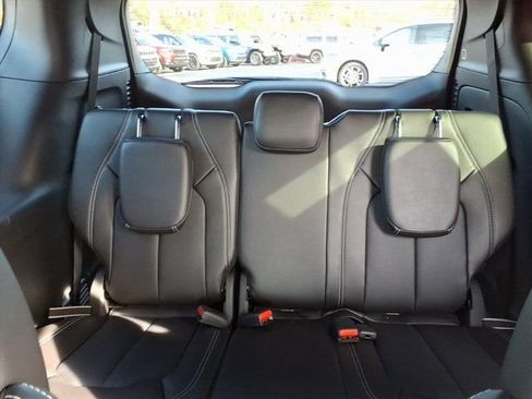 New 2026 Chrysler Pacifica Select image 11