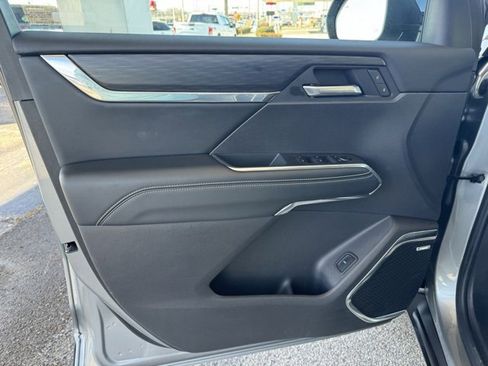 Used 2025 GMC Acadia Elevation image 17