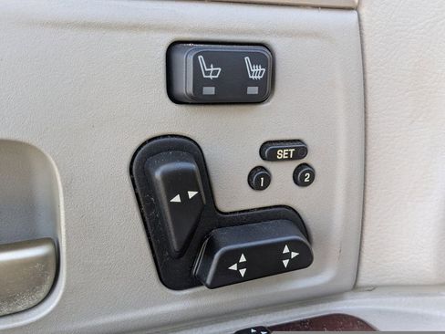 Used 2005 Lincoln Town Car Signature Limited image 18