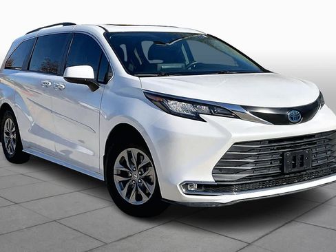 Used 2022 Toyota Sienna XLE image 2