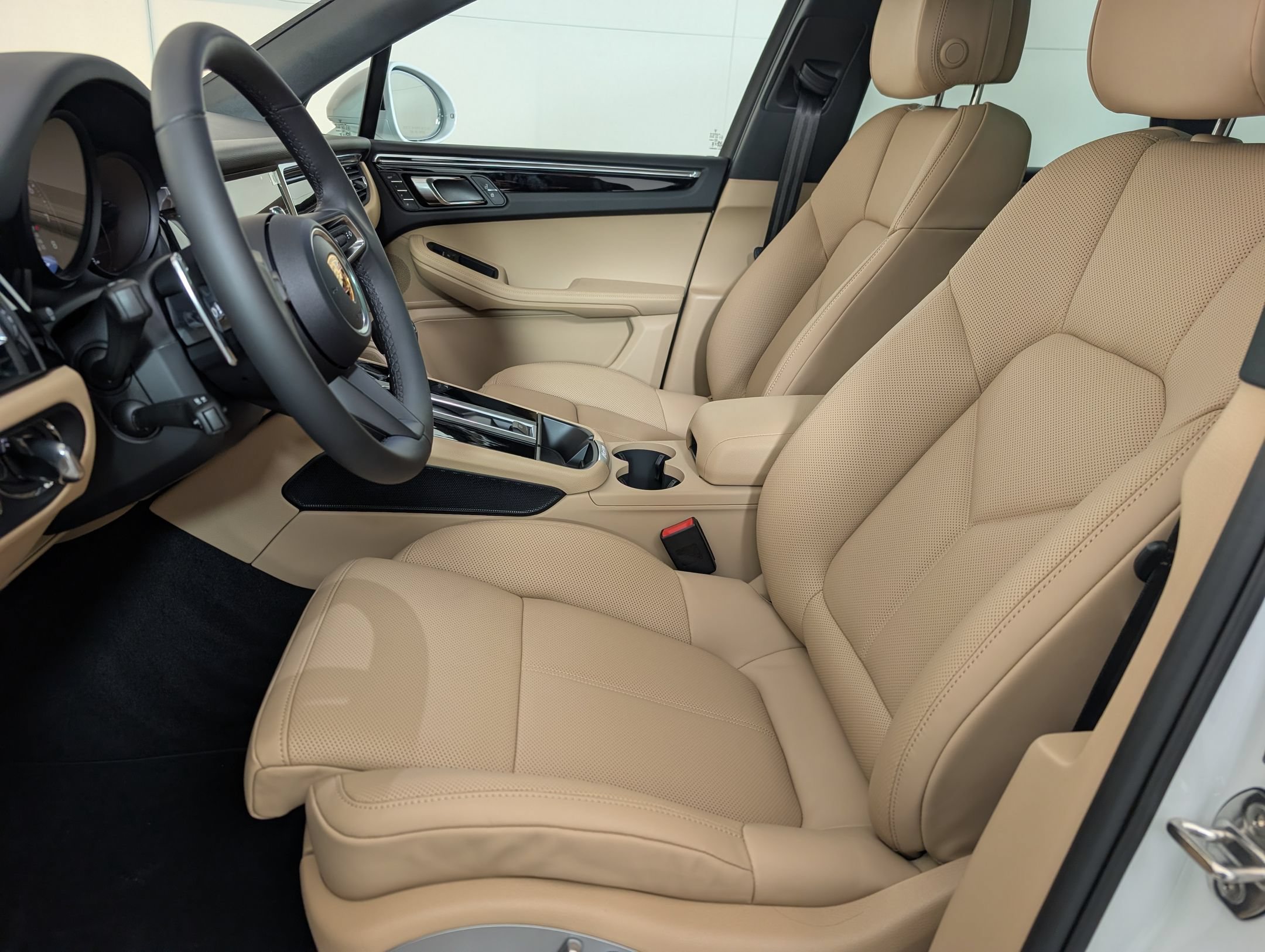Certified 2026 Porsche Macan AWD/4WD image 5
