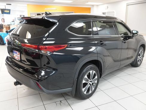 Used 2022 Toyota Highlander XLE AWD/4WD image 13