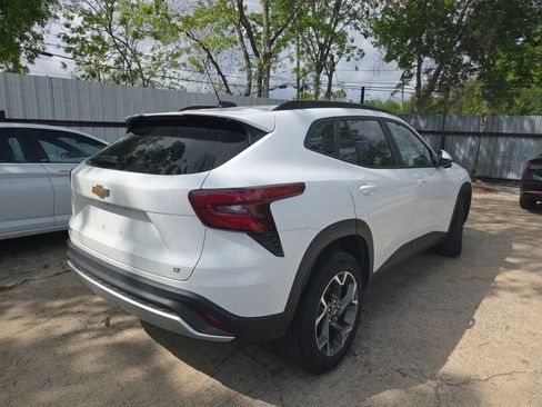 Used 2025 Chevrolet Trax LT w/ LT Convenience Package image 11