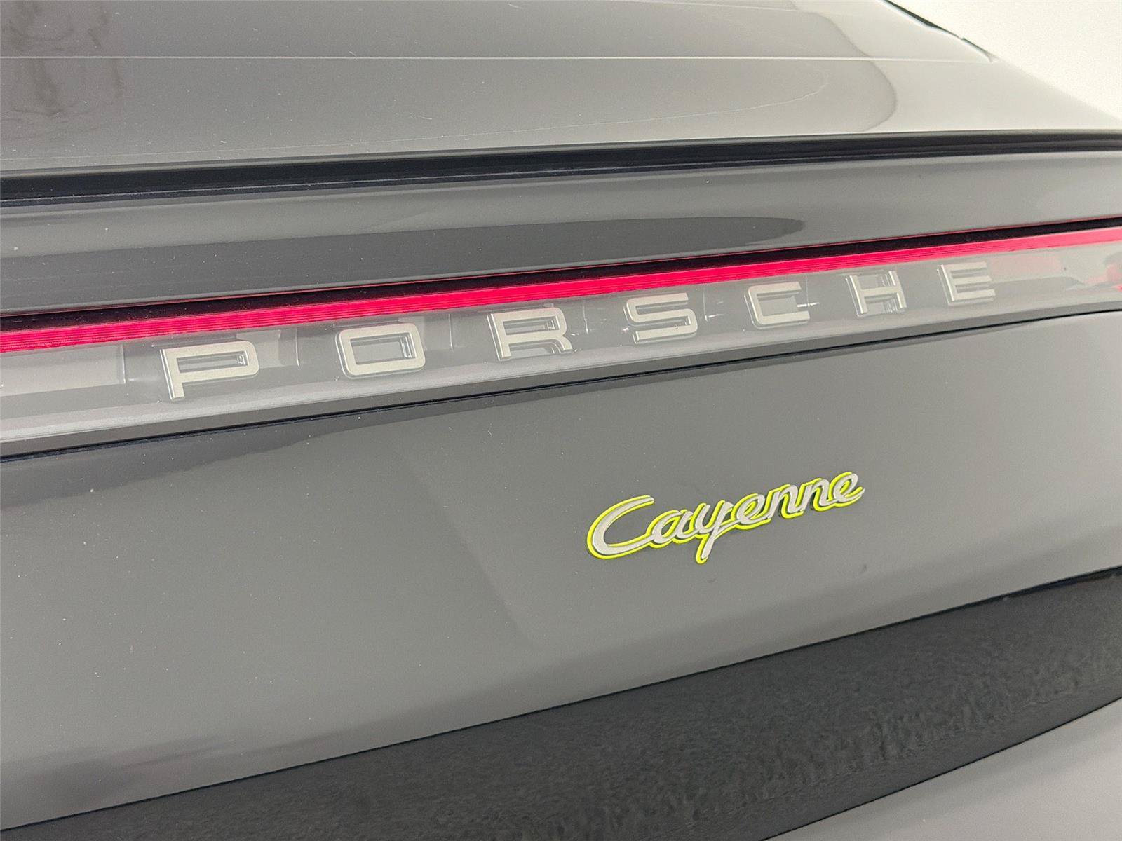Certified 2022 Porsche Cayenne Platinum Edition AWD/4WD image 17