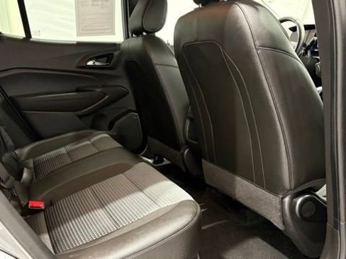 Used 2025 Chevrolet Trax LT w/ LT Convenience Package image 24