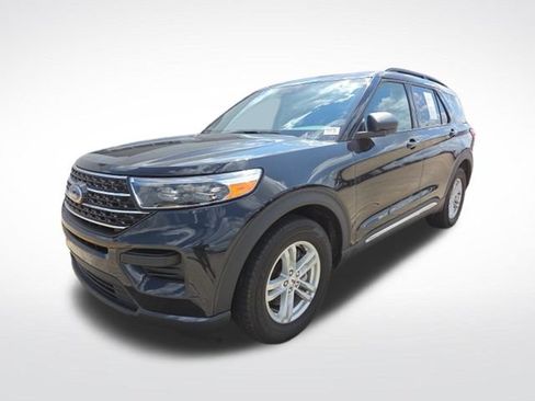 Used 2024 Ford Explorer XLT RWD image 3