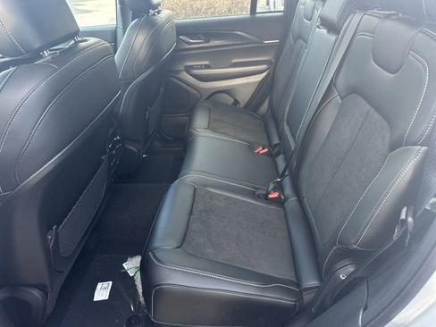 New 2025 Jeep Grand Cherokee Altitude image 13