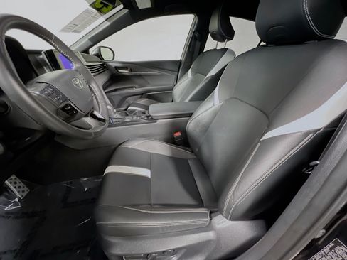Used 2025 Toyota Camry SE w/ Convenience Package FWD image 15