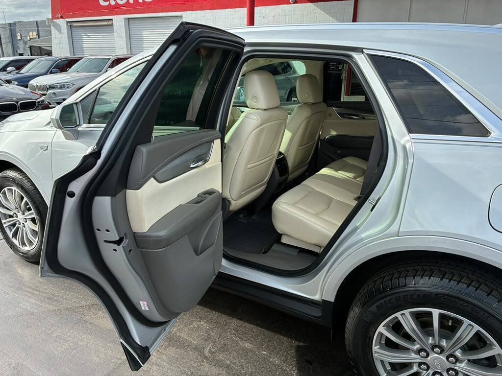 Used 2017 Cadillac XT5 Luxury w/ Driver Awareness Package FWD image 2
