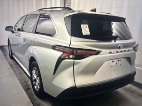 Used 2024 Toyota Sienna XLE FWD image 2