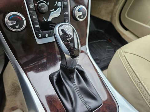 Used 2016 Volvo XC70 T5 Platinum w/ Protection Package image 28