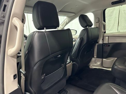 Used 2023 Chrysler Pacifica Touring-L image 49