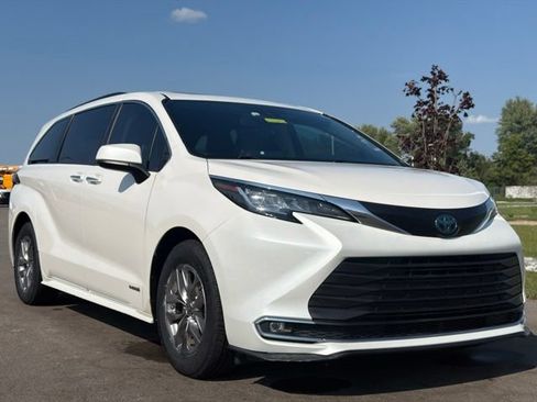 Used 2021 Toyota Sienna XLE FWD image 1