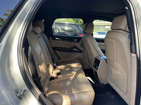 Used 2023 Porsche Cayenne S AWD/4WD image 21